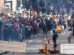 Manifestantes destruyeron la puerta de un edificio para levantar barricadas