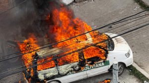 Vehiculo policial en llamas