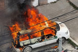 Vehiculo policial en llamas