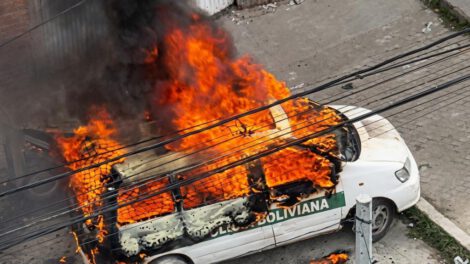 Vehiculo policial en llamas