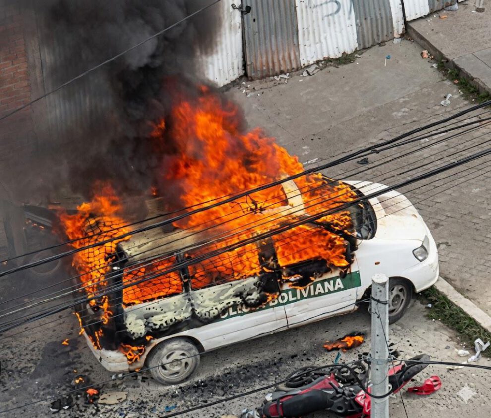 Vehiculo policial en llamas