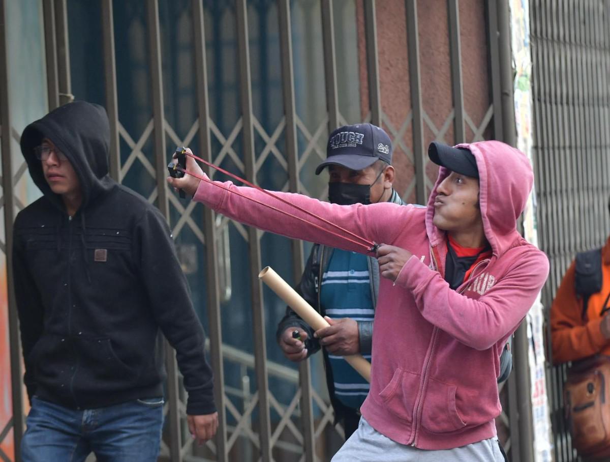 Los matchistas causaron destrozos y zozobra a su paso