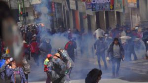 Una movilización siendo gasificada en el centro paceño