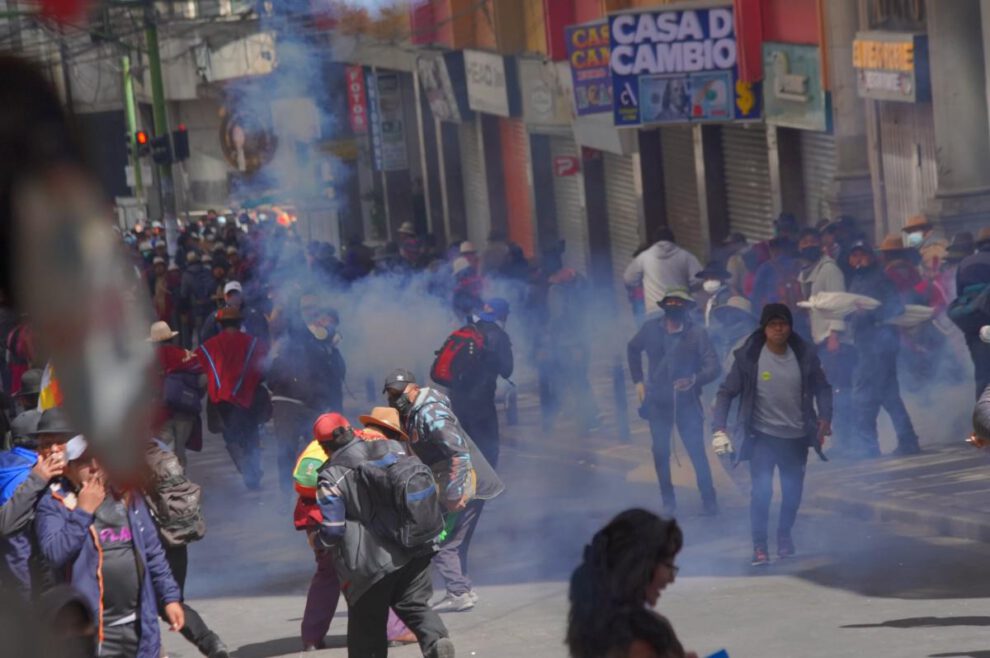 Una movilización siendo gasificada en el centro paceño