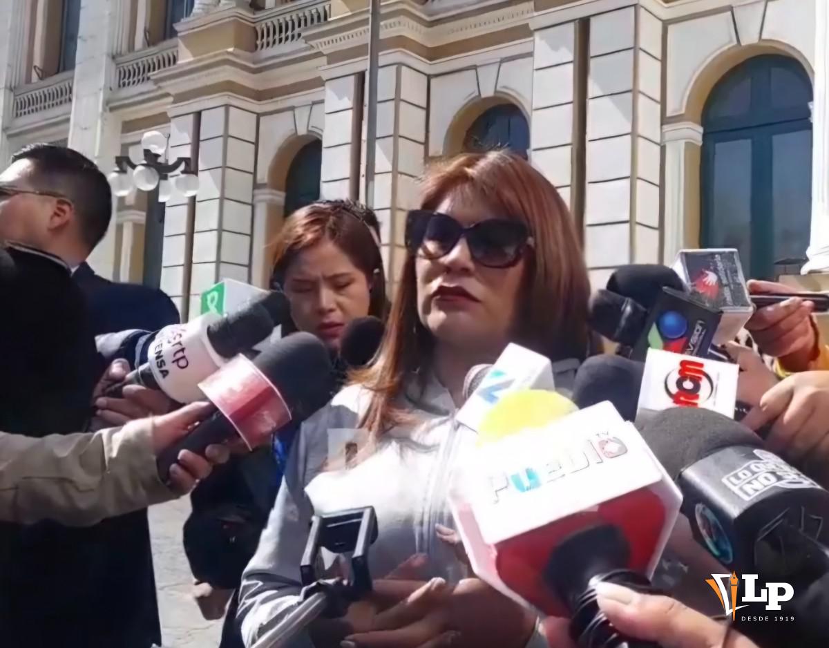 La diputada Pinto en conferencia de prensa