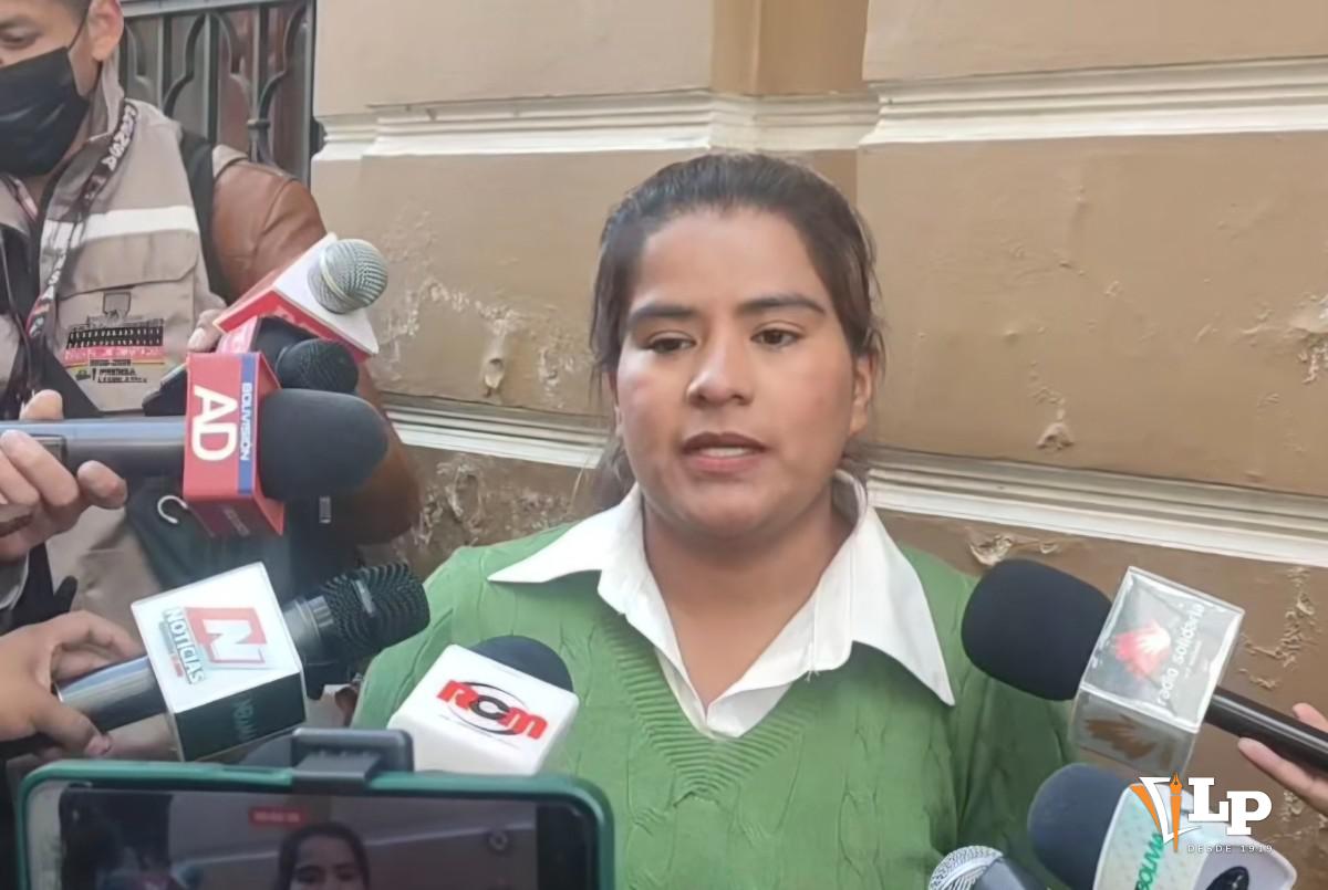 La diputada Mejía en conferencia de prensa