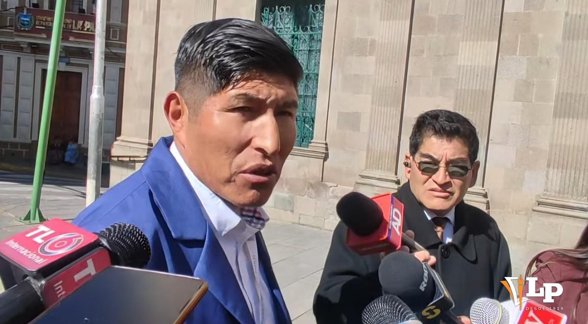 El diputado Fernández en conferencia de prensa