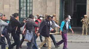 Una de las personas, momentos antes de ser trasladada un centro de salud