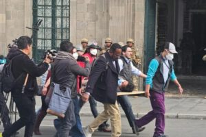 Una de las personas, momentos antes de ser trasladada un centro de salud