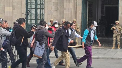 Una de las personas, momentos antes de ser trasladada un centro de salud