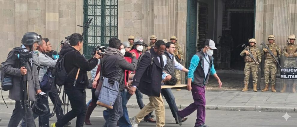 Una de las personas, momentos antes de ser trasladada un centro de salud