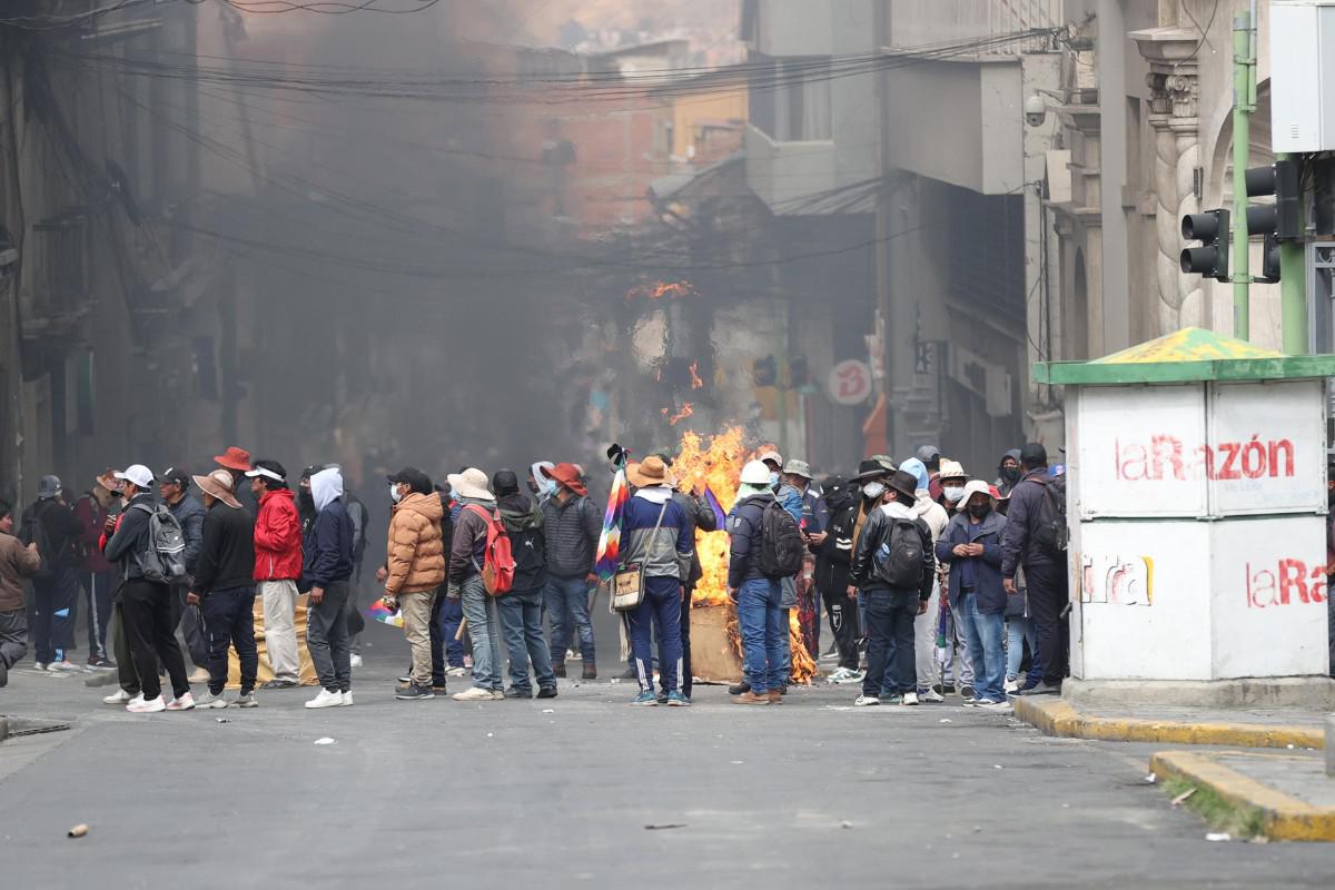 Un grupo de manifestantes afines al MAS se congrega en torno a una fogata