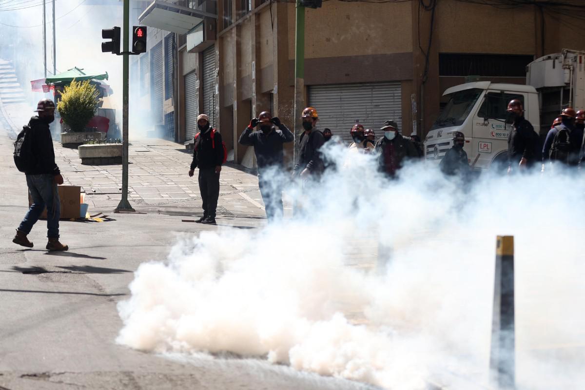 La policía responde con gases lacrimógenos ante la marcha de seguidores de Morales cerca de la Plaza Murillo