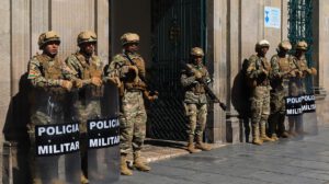 Integrantes de la Policía Militar de Bolivia custodian el antiguo palacio de gobierno este lunes, en La Paz (Bolivia)