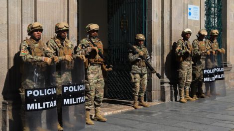 Integrantes de la Policía Militar de Bolivia custodian el antiguo palacio de gobierno este lunes, en La Paz (Bolivia)