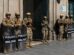 Integrantes de la Policía Militar de Bolivia custodian el antiguo palacio de gobierno este lunes, en La Paz (Bolivia)