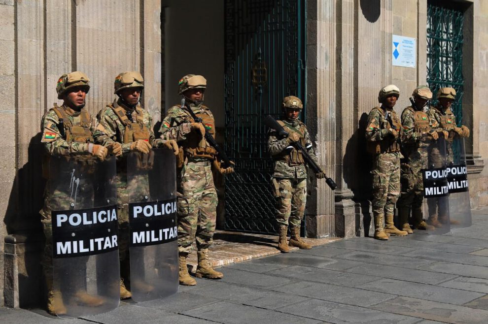 Integrantes de la Policía Militar de Bolivia custodian el antiguo palacio de gobierno este lunes, en La Paz (Bolivia)