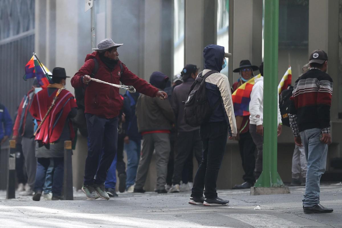 Manifestantes se enfrentan con la policía durante una protesta para exigir la renuncia del Presidente Rodrigo Paz