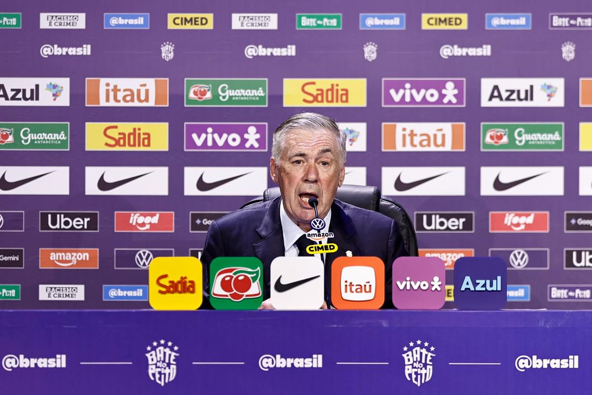 El seleccionador de Brasil, el italiano Carlo Ancelotti, habla durante la rueda de prensa