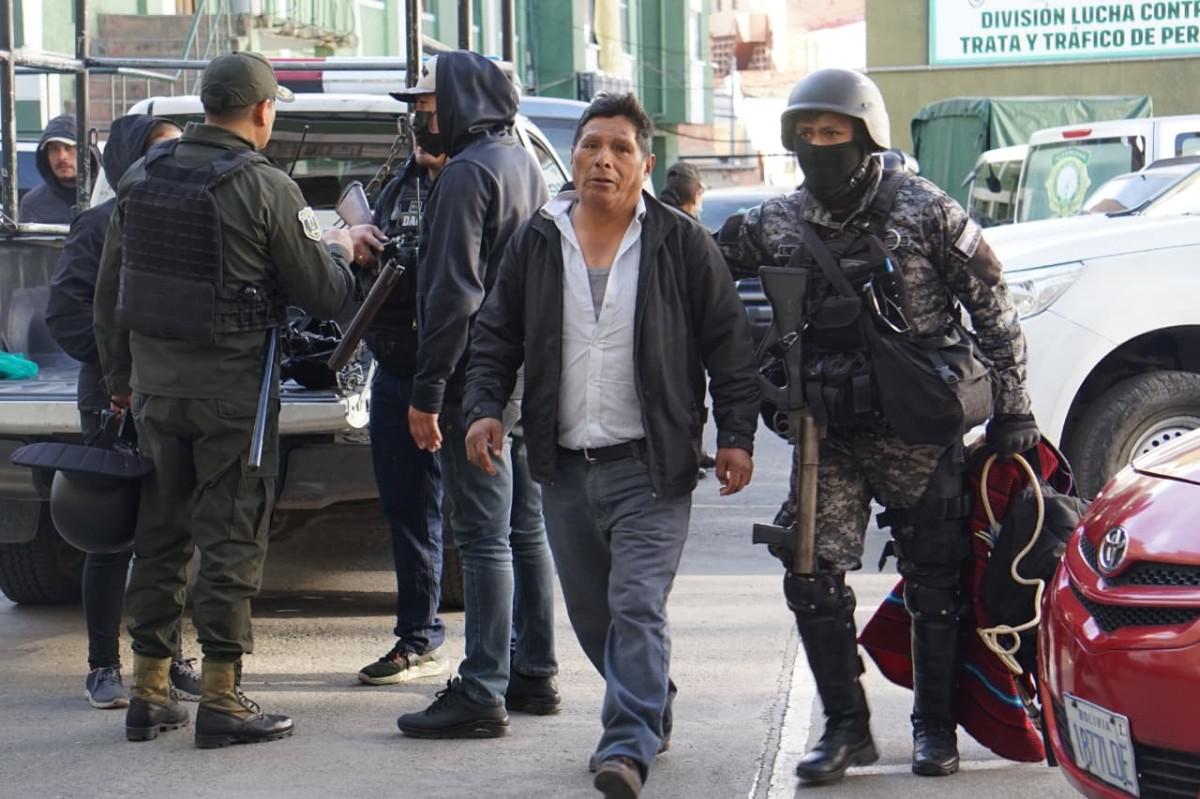 Un manifestante es custodiado por efectivos policiales