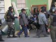 La policía coordina el movimiento de varios arrestados