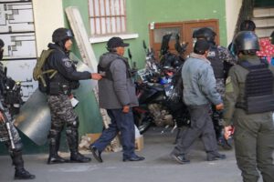 La policía coordina el movimiento de varios arrestados