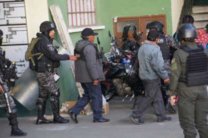 La policía coordina el movimiento de varios arrestados