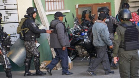 La policía coordina el movimiento de varios arrestados