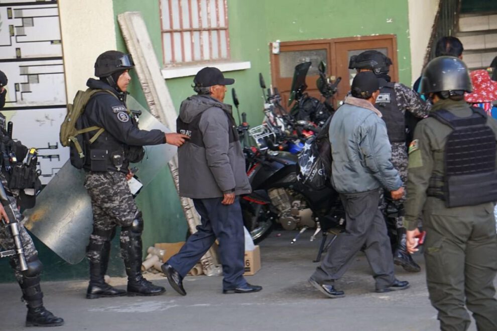 La policía coordina el movimiento de varios arrestados