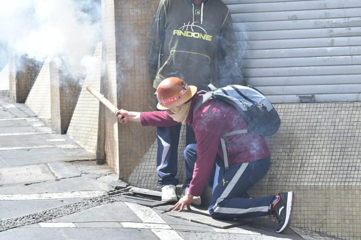 Un minero se dispone a lanzar petardos y cargas de dinamita