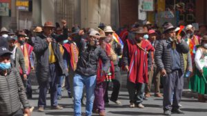 La llegada de los manifestantes a La Paz este lunes generó fuertes momentos de tensión.