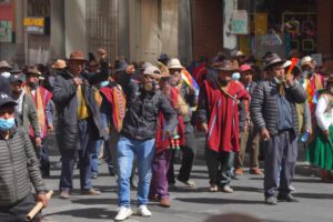 La llegada de los manifestantes a La Paz este lunes generó fuertes momentos de tensión.