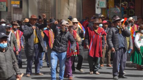 La llegada de los manifestantes a La Paz este lunes generó fuertes momentos de tensión.