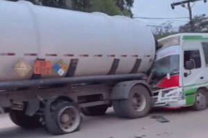 El micro terminó impactando fuertemente contra la parte trasera del camión cisterna