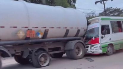 El micro terminó impactando fuertemente contra la parte trasera del camión cisterna