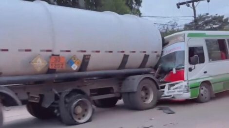 El micro terminó impactando fuertemente contra la parte trasera del camión cisterna