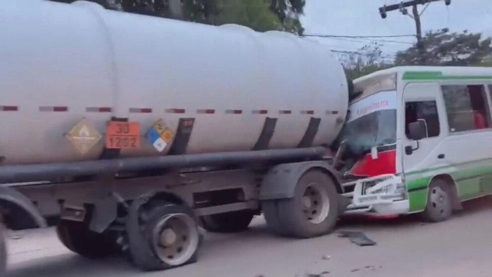 El micro terminó impactando fuertemente contra la parte trasera del camión cisterna