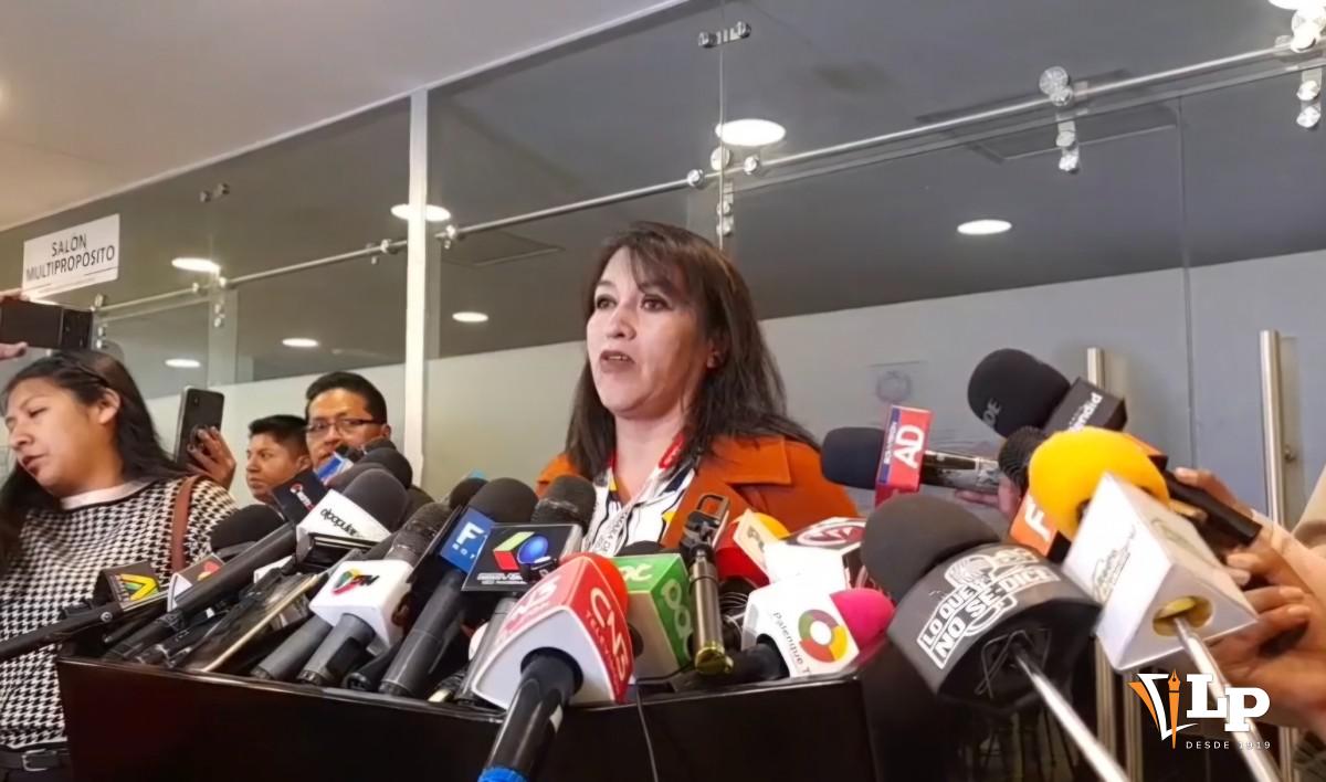 La diputada Arispe en conferencia de prensa