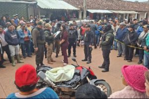 Efectivos policiales investigan la escena