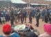 Efectivos policiales investigan la escena