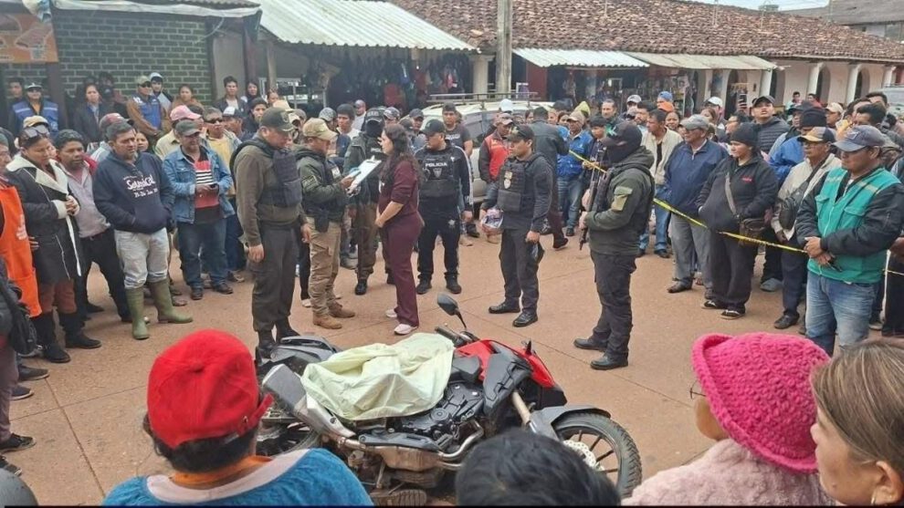 Efectivos policiales investigan la escena