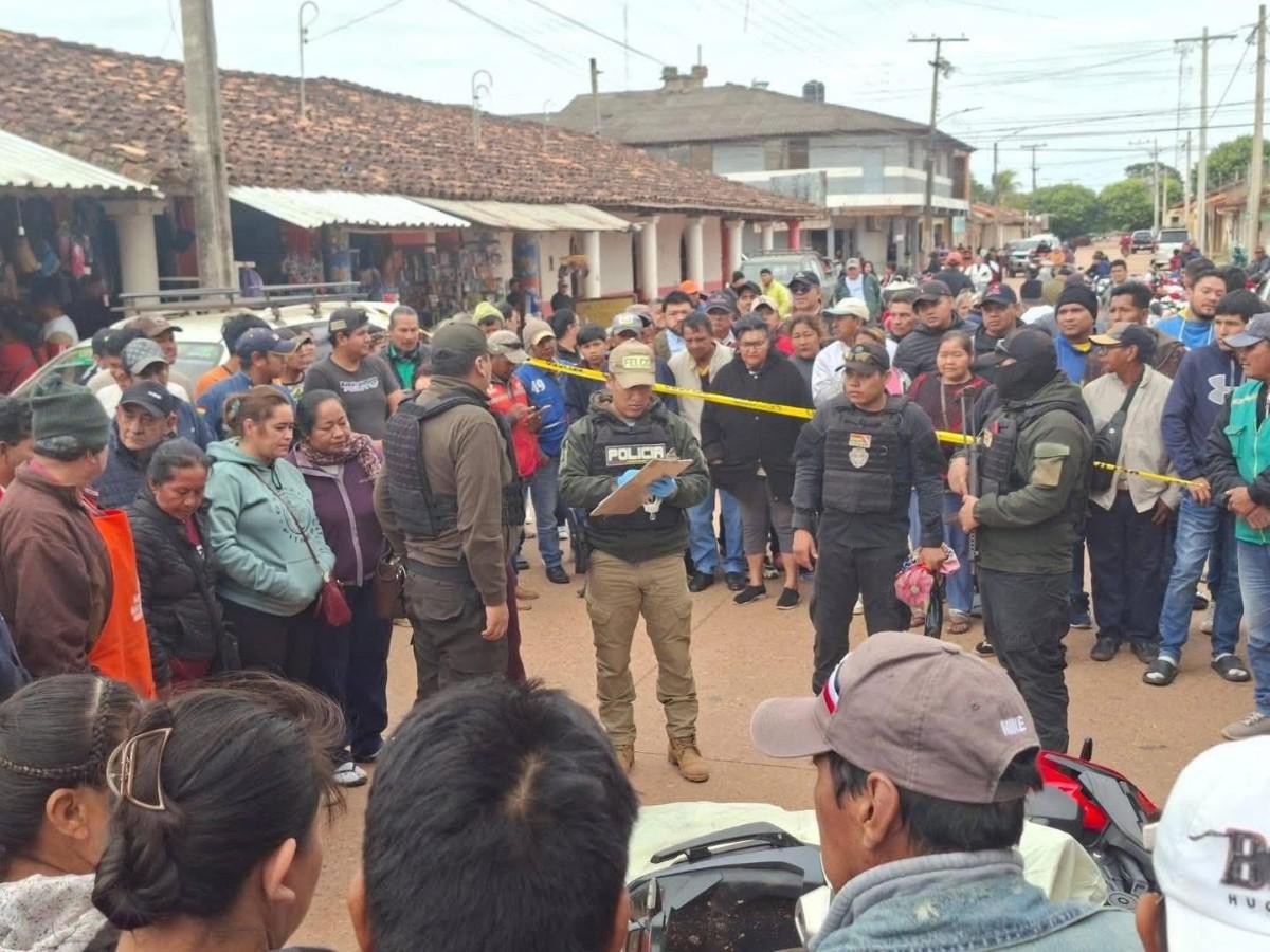 Un oficial de la Policía toma datos y declaraciones en el lugar de los hechos