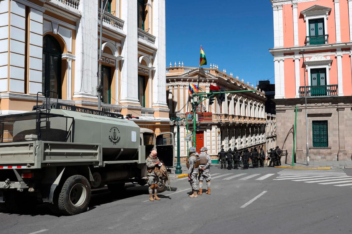 Un vehículo militar fue captado este 19 de mayo al custodiar el Palacio de Gobierno en La Paz (Bolivia)