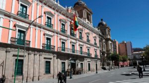 Integrantes de la Policía Militar custodia el Palacio de Gobierno boliviano, en La Paz