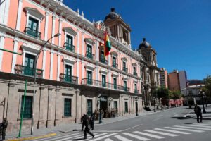 Integrantes de la Policía Militar custodia el Palacio de Gobierno boliviano, en La Paz