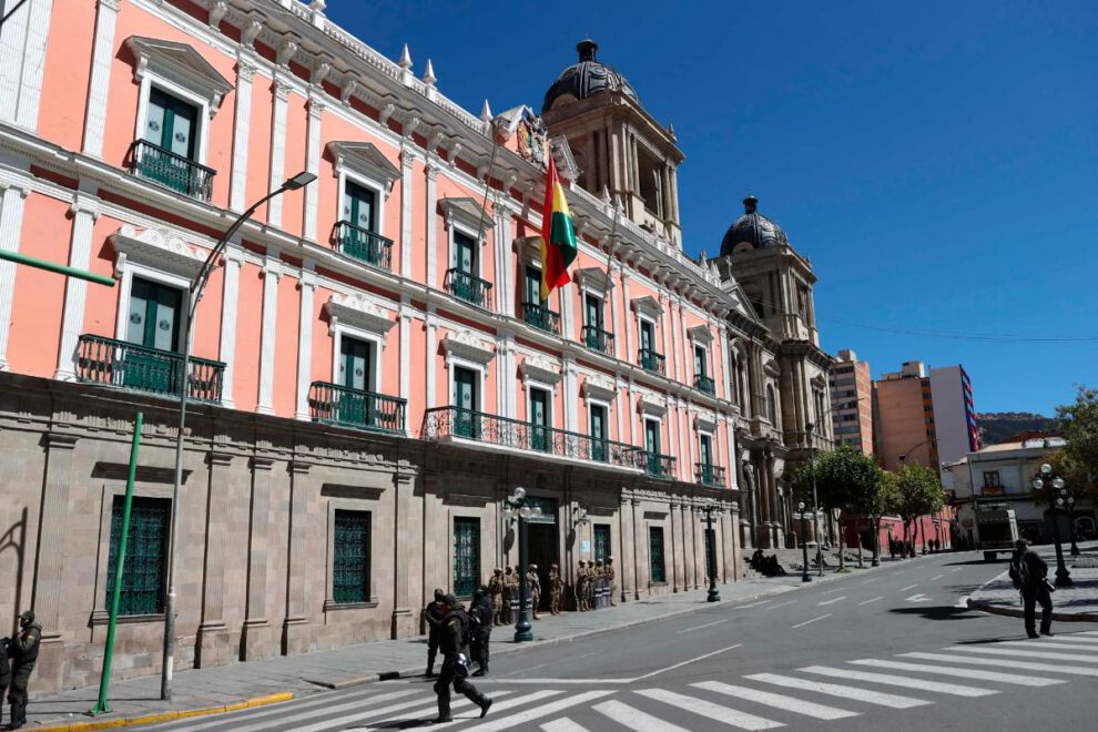 Integrantes de la Policía Militar custodia el Palacio de Gobierno boliviano, en La Paz