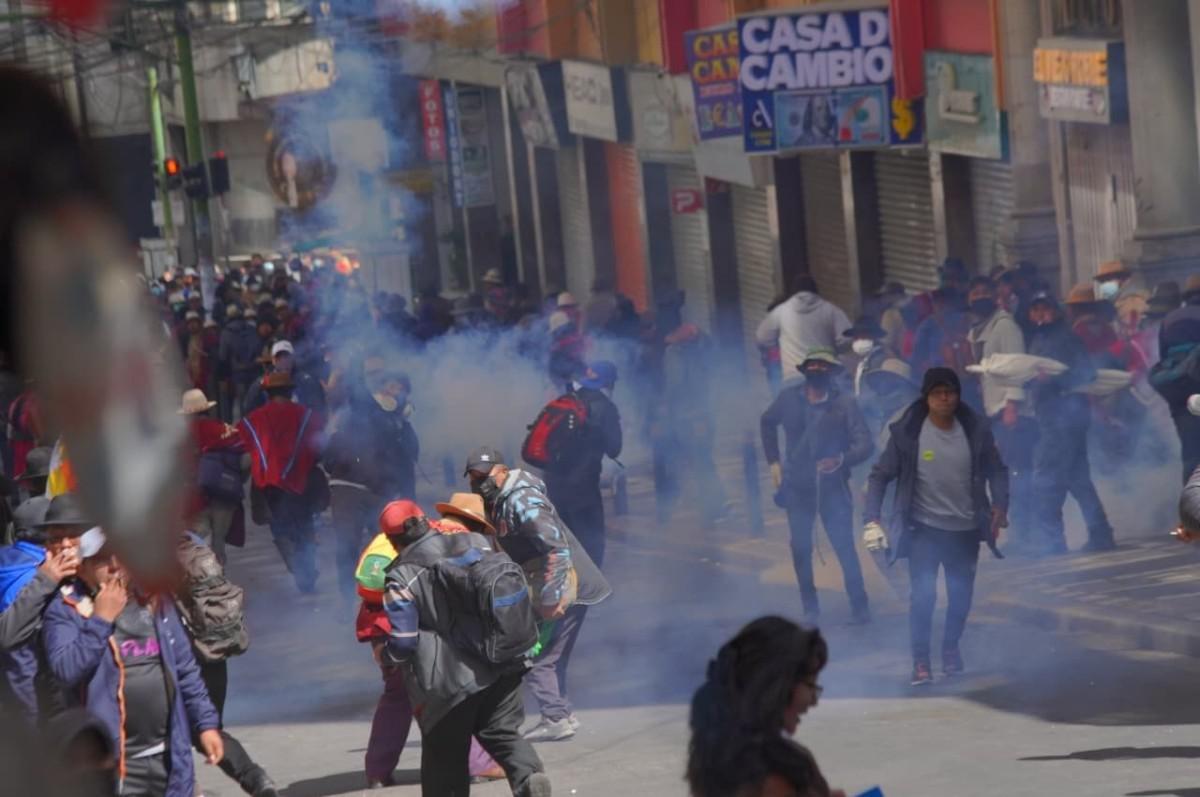 Ponchos Rojos se enfrentan con la policía boliviana en pedido a la renuncia del Presidente Rodrigo Paz