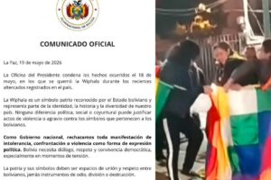 En las imágenes se observa cómo los manifestantes arrancaron la Wiphala para romperla y quemarla