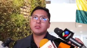 El diputado Casas en conferencia de prensa