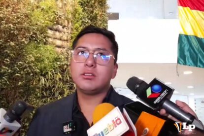 El diputado Casas en conferencia de prensa